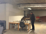 Les unitats canines dels Mossos i la Gendarmeria treballen juntes per perseguir el tràfic de drogues, bitllets i armes