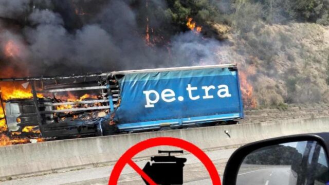 Imatge del camió en flames a Santa Coloma de Farners (Anti-radar Catalunya)