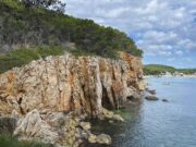 Mor en un camí de la Costa Brava en caure d’un penya-segat de 40 metres
