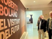 Visita del delegat del govern estatal a l’exposició sobre Roberto Bolaño a Blanes