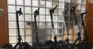 Recuperen sis patinets elèctrics, tres d’ells robats, en el desallotjament de l’edifici ocupat de Girona de dilluns