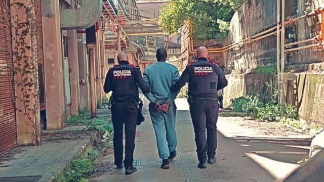 Imatge del moment de la detenció del lladre reincident a Blanes (Mossos)