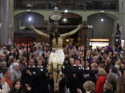 Una gran afluència marca la Processó del Sant Crist a Blanes durant la Setmana Santa