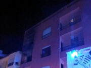 Tres ferits i una vintena de desallotjats per un incendi en un hostal al centre de Roses