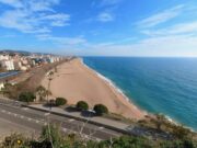 Apareix un cadàver surant a la platja de Calella