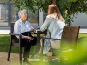 La protecció dels drets de les persones grans guanya força en el debat públic
