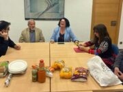 Maria Sola viatja a través de la ceguesa en una activitat amb l’ONCE a Blanes