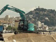Blanes inicia la redistribució de sorra per a la temporada de platja