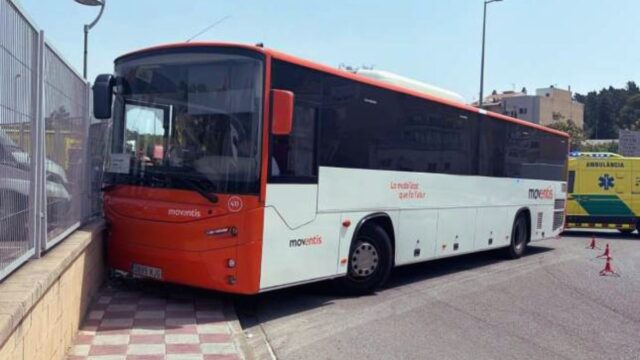 Imatge de l'accident de l'autobús contra una tanca (Ajuntament de Blanes)