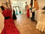Blanes celebra una exposició única de vestits de paper pel 25è aniversari de la desfilada