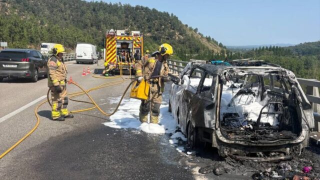 Imatge de l'incendi del cotxe a la C-25 a Santa Coloma de Farners (Bombers)