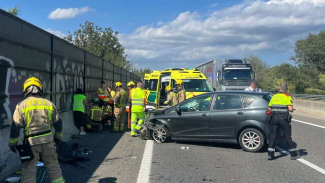 Imatge de l'accident a l'A-2 a Caldes de Malavella (Bombers)