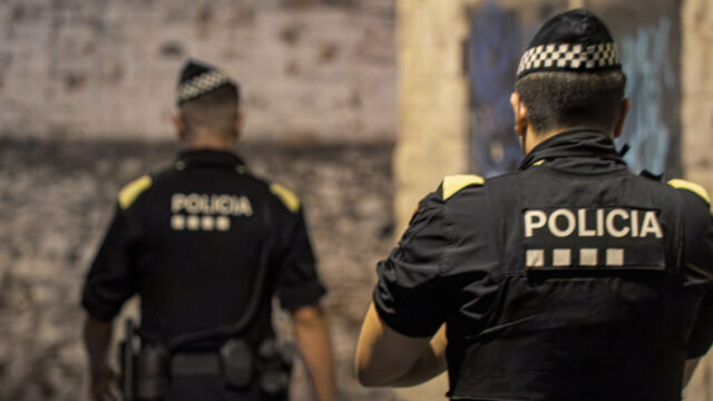 Imatge de dos agents de la policia (Policia Local de Lloret de Mar)