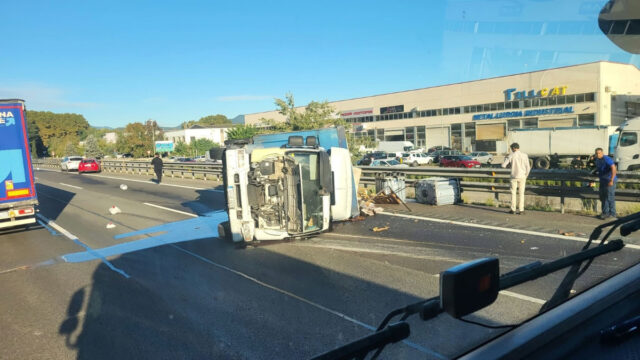 Imatge del camió accidentat a l'AP-7 (Anti-Radars Garrotxa)