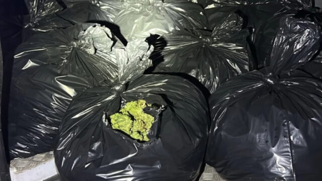 Imatge dels bosses amb cabdells de marihuana que van trobar al vehicle (Mossos d'Esquadra)